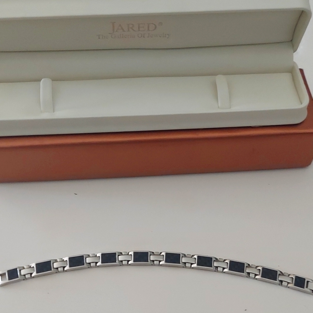 Jarred bracelet. Stainless steel and carbon fiber.